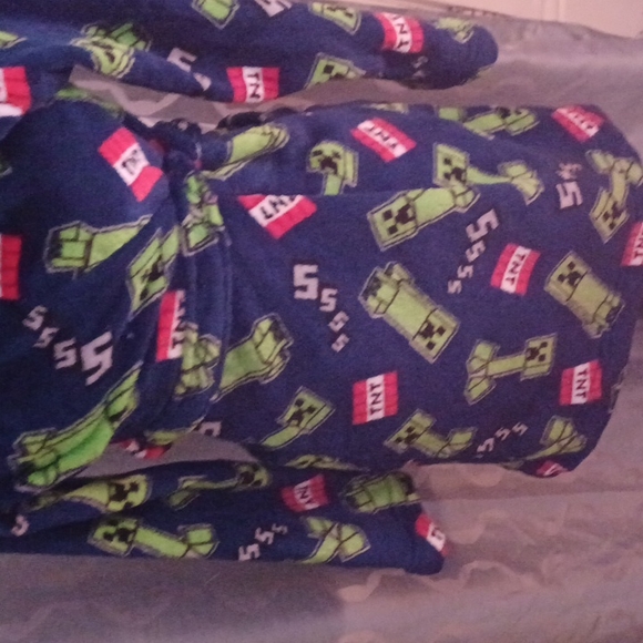 Minecraft TNT Creeper Robe & Cap - Picture 8 of 8